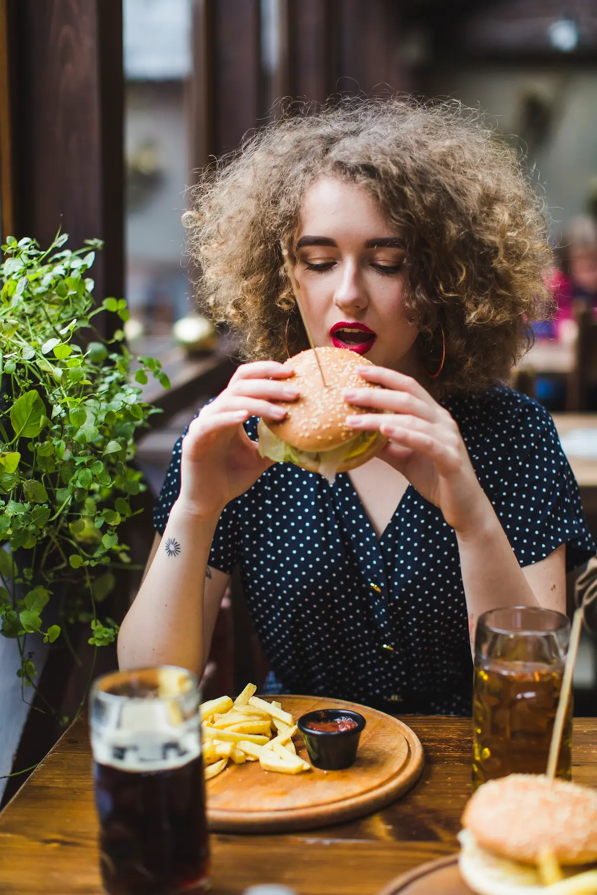 Cura dell'infiammazione da cibo con dieta corretta Giovane donna fa dieta sbagliata e ha infiammazioni da cibo