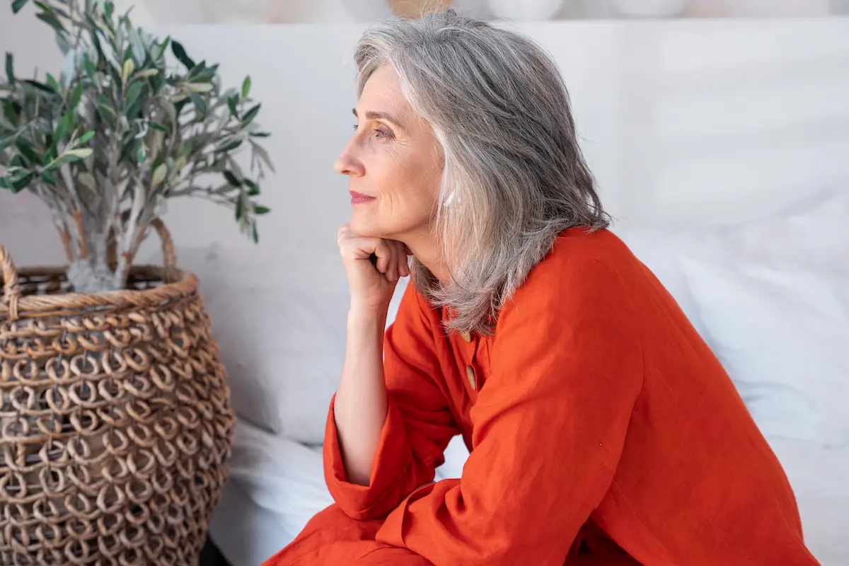 Donna si domanda quale dieta per menopausa Donna in menopausa si chiede cosa mangiare